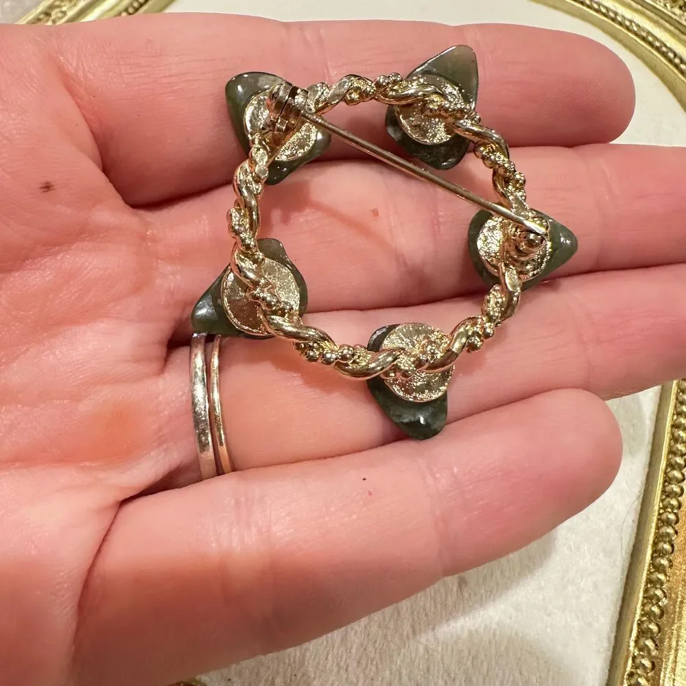 Vintage Jewelry Gold Tone Wreath with Jade Brooch Pin